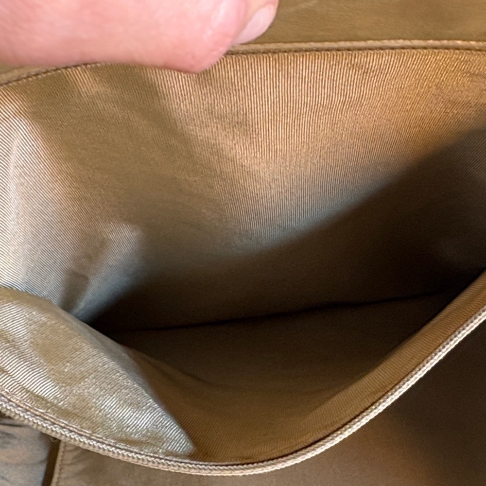 CHANEL Beige Tote with Wooden Handles - Picture 12 of 17